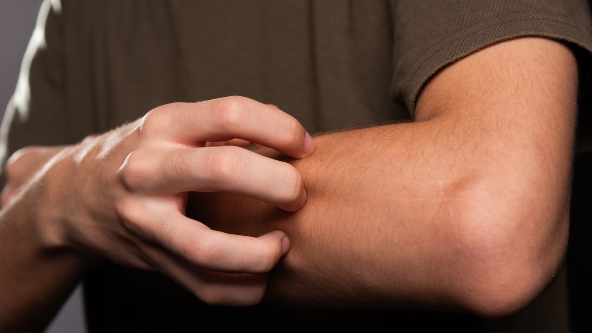 Muškarac češe ruku