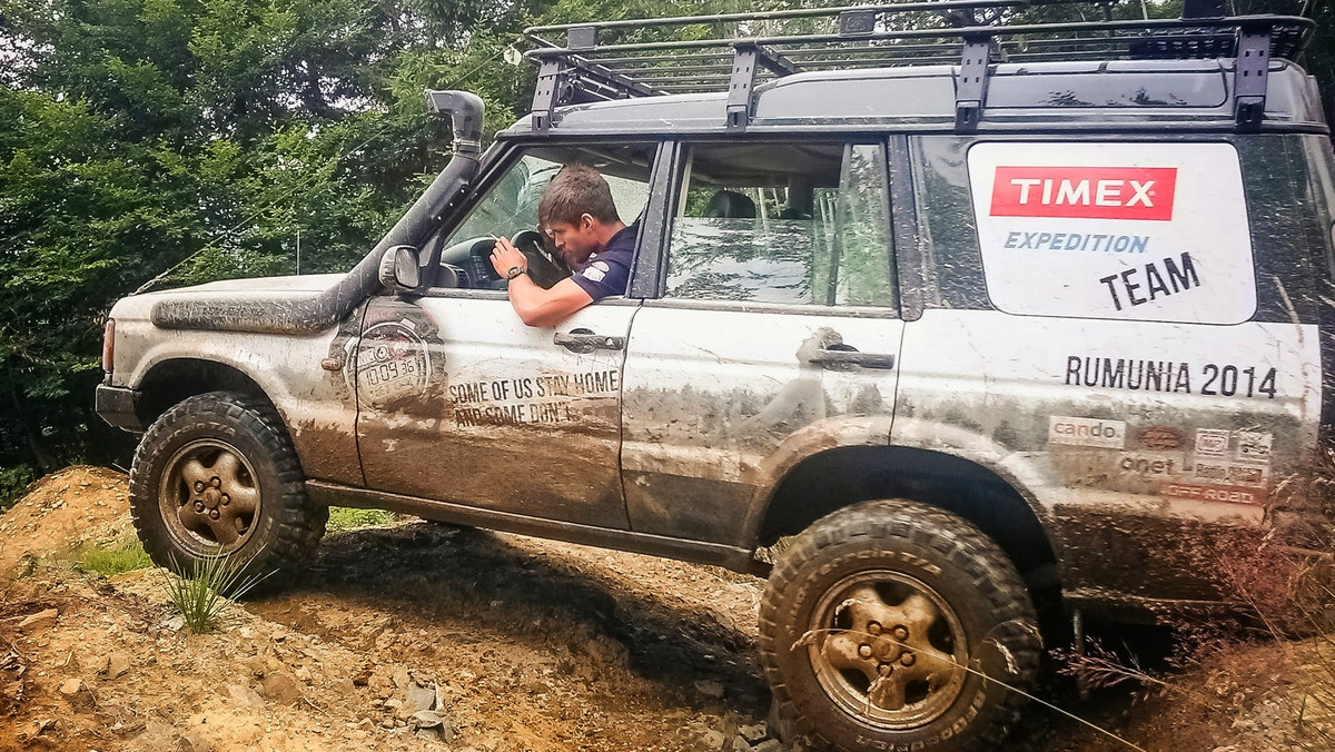 "Żyć z pasją inspirując innych" - to hasło przewodnie wyjazdu offroadowego do Rumunii, zorganizowanego w ramach konkursu Timex. Załoga Timex Expedition Team pokonała trasę przez Słowację i Węgry, by w rumuńskich Karpatach zmierzyć się własnymi marzeniami. Samochodami offroadowymi podróżnicy przemierzyli trasę od miasta Baia Mare, poprzez legendarną Sapantę, górę Ignis, zaporę Baraj Runcu, aż po dolinę rzeki Izy, znanej z XV-wiecznych monastyrów oraz architektury.