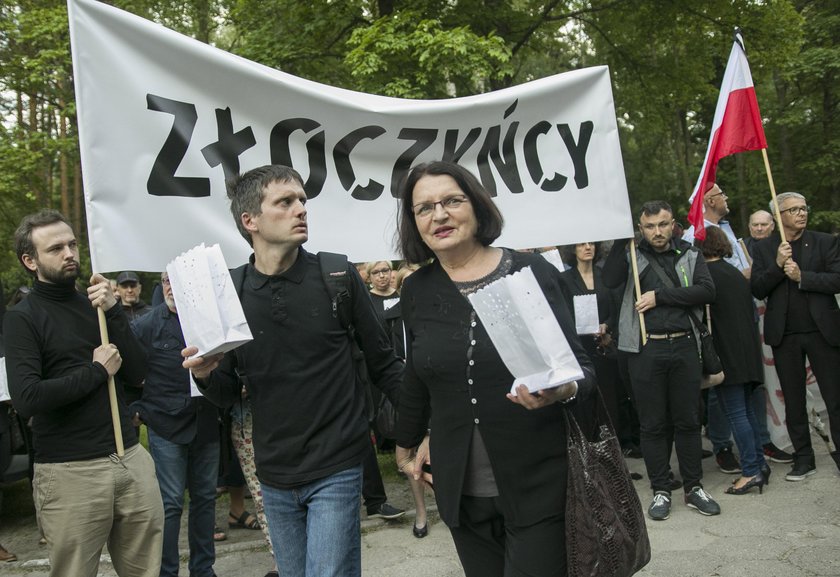 Rodzina i przyjaciele Arama Rybickiego protestowali przed bramą cmentarza