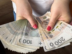 ZUS już w maju zacznie wypłacać nowy dodatek wraz z wyrównaniem. Kto otrzyma pieniądze?