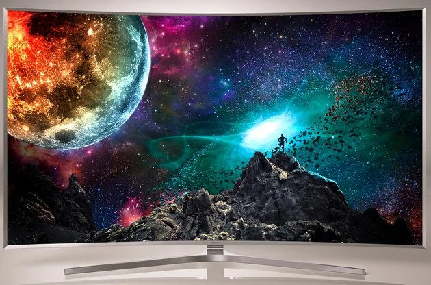 Telewizor Samsung JS9500 to jeden z najnowszych modeli z serii Samsung SUHD; telewizory SUHD oferują rozdzielczość 4K/Ultra HD, przy czym jakość obrazu jest dodatkowo poprawiona dzięki technologii tzw. „kropek kwantowych” (quantum dots), polega to na zastosowaniu specjalnych nanokryształów podwyższających kontrast i wierność odwzorowania barw, a jednocześnie zauważalnie redukujących zużycie energii.