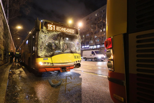 Miejsce zderzenia dwóch autobusów miejskich w Warszawie