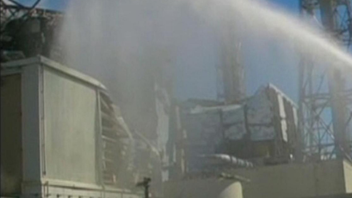 Strażacy za pomocą armatek wodnych zaczęli dzisiaj schładzać uszkodzone reaktory japońskiej elektrowni Fukushima I. Akcja zaplanowana jest na siedem godzin bez przerwy - poinformował serwis newsru.com.