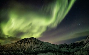 Zorze polarne nad Polską. Kiedy i gdzie najlepiej obserwować?