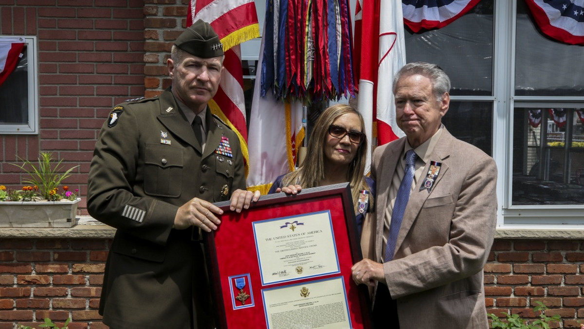 Najbliżsi sierż. Michaela H. Ollisa odebrali Krzyż za Wybitną Służbę, drugie najwyższe odznaczenie w armii USA.