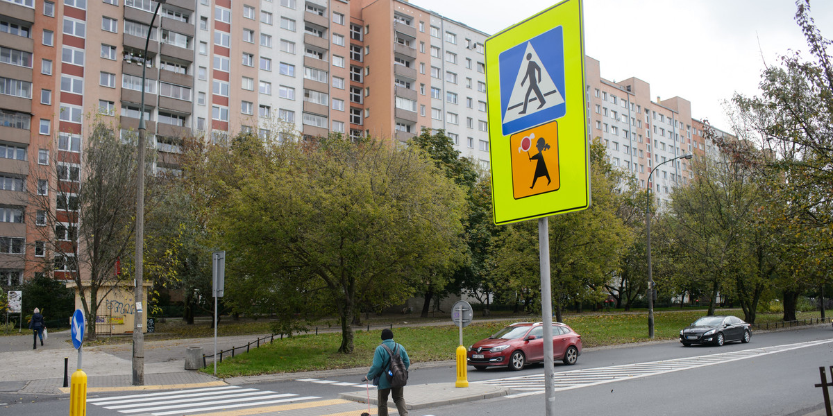 Rozkładające się zwłoki odnaleziono w mieszkaniu przy ul. Conrada w Warszawie.