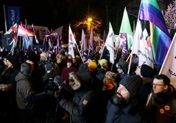 Protest przed Sejmem. Ostre słowa pod adresem opozycji. "To tchórze"