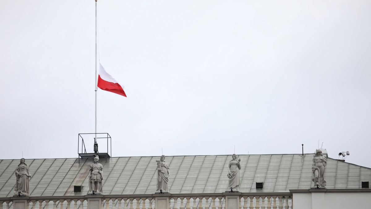 Dziś na fasadzie Pałacu Prezydenckiego w Warszawie pojawiła się iluminacja w hołdzie górnikom, którzy zginęli w kopalni w Karwinie - poinformowała na Twitterze Kancelaria Prezydenta. Na wyświetlonej biało-czerwonej fladze widać czarny kir.