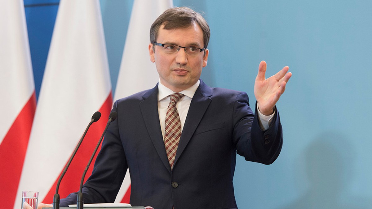 Miliarda złotych sięga aktualnie wartość stołecznych nieruchomości wyłudzonych w ramach przestępczej reprywatyzacji - poinformował minister sprawiedliwości-prokurator generalny Zbigniew Ziobro.