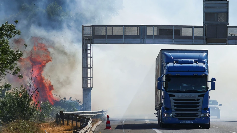 Kamion se kreće pored auto-puta u blizini Bezjea u Francuskoj | Foto: REUTERS/Abdul Saboor