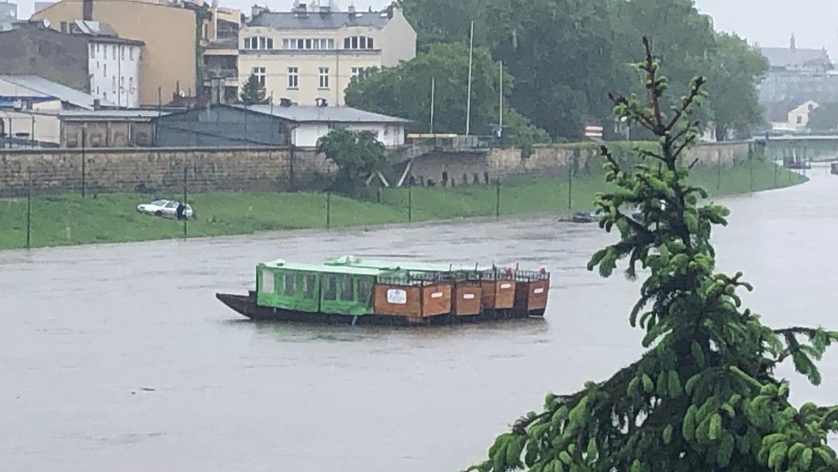 Cztery tramwaje wodne zerwały się z przystani w Krakowie w okolicy Salwatoru i zmierzały w kierunku przęseł mostu Dębnickiego. Na ich pokładzie znajdowały się dwie osoby. Tragedii udało się uniknąć dzięki szybkiej akcji policjantów z Komisariatu Wodnego.