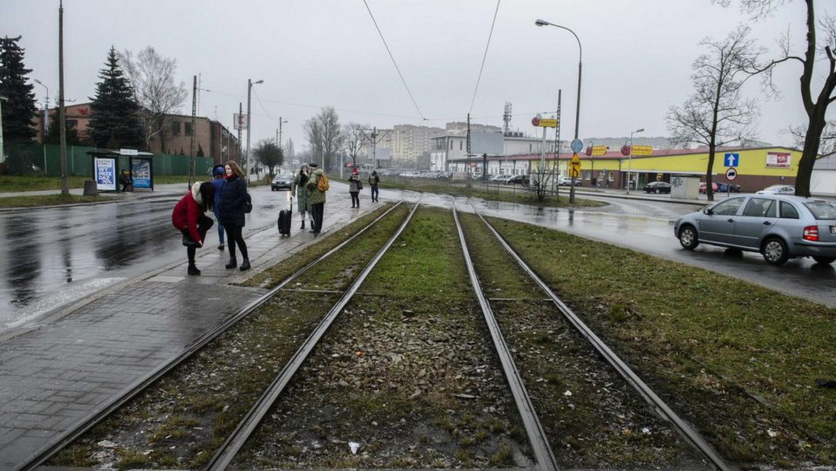 Przebudowa ulicy na odcinku od Rzgowskiej do Podgórnej stanowi jeden z elementów projektu "Tramwaj dla Łodzi". Za ponad sześćset milionów złotych wyremontowanych zostanie łącznie 13 kilometrów torowisk, miasto kupi 30 nowych tramwajów, odnowione zostaną jezdnie i chodniki.