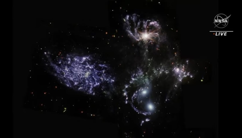 Galaksije Stefanov kvintet - aktivna crna rupa svetli u gornjem oblaku gasa