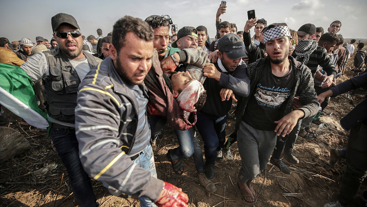 Podczas gdy w Gazie trwały protesty Palestyńczyków - podpalali opony i rzucali kamieniami w stronę granicy Izraela, nieopodal której się gromadzili - wysoki przedstawiciel ONZ wezwał Izrael, aby powstrzymał się od użycia śmiercionośnej broni.