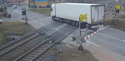 Czesi oburzeni. Kierowca polskiej ciężarówki wyłamał bariery na przejeździe kolejowym [WIDEO]