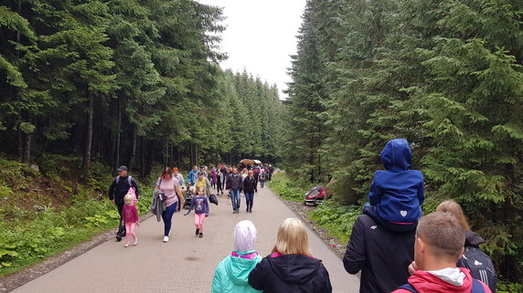 Szturm turystów na Morskie Oko