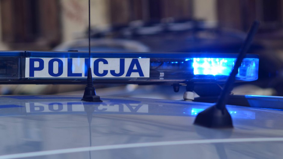 Policjanci zatrzymali pijaną matkę, której roczny synek wypadł z wózka