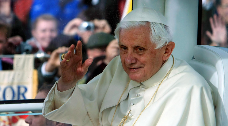 Felravatalozták XVI. Benedek pápát. Ferenc pápa a vasárnapi hagyományos újévi beszédében lelki üdvéért imádkozott. / Fotó: Northfoto 