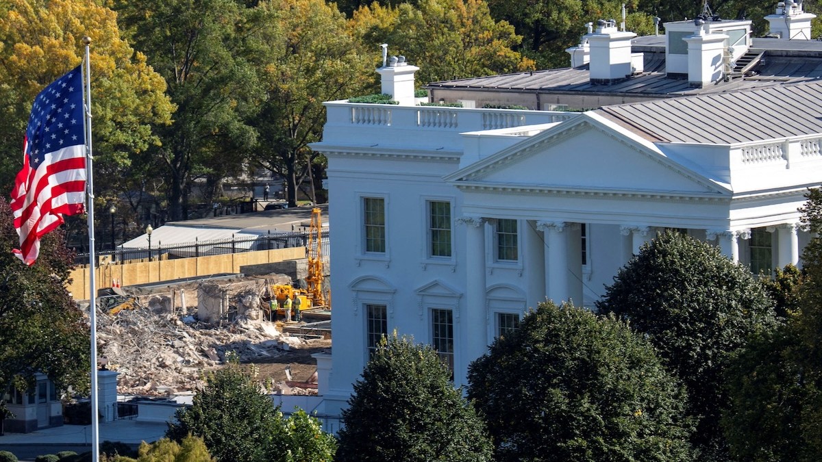 Pohľad na demoláciu východného krídla Bieleho domu, miesta plánovanej tanečnej sály amerického prezidenta Donalda Trumpa.