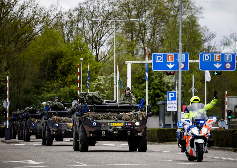 Holenderscy żołnierze w drodze na ćwiczenia "Steadfast Defender 2024". Oirschot, 9 kwietnia br.