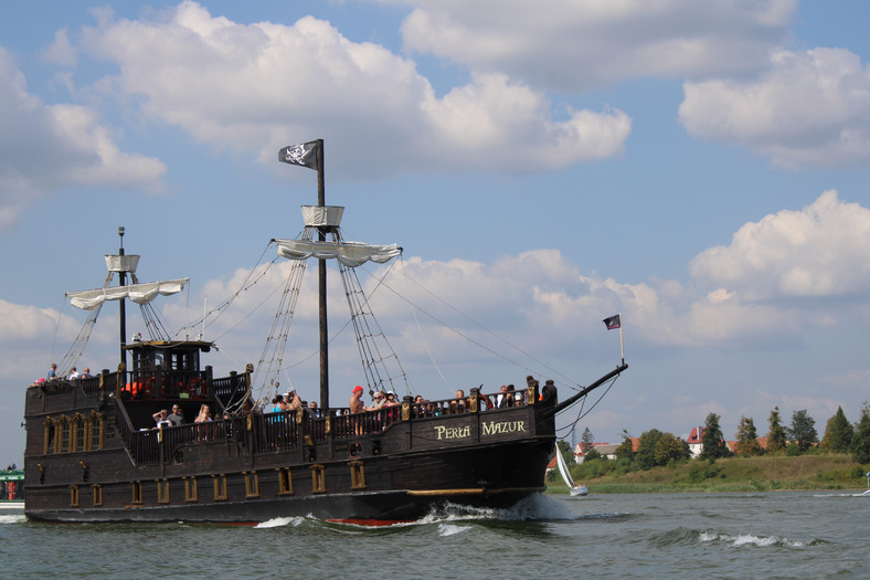 Perła Mazur, drewniany statek piracki w Mikołajkach