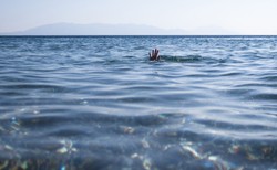 Policjant uratował troje dzieci przed utonięciem w Mielnie. Sam został przy tym ranny