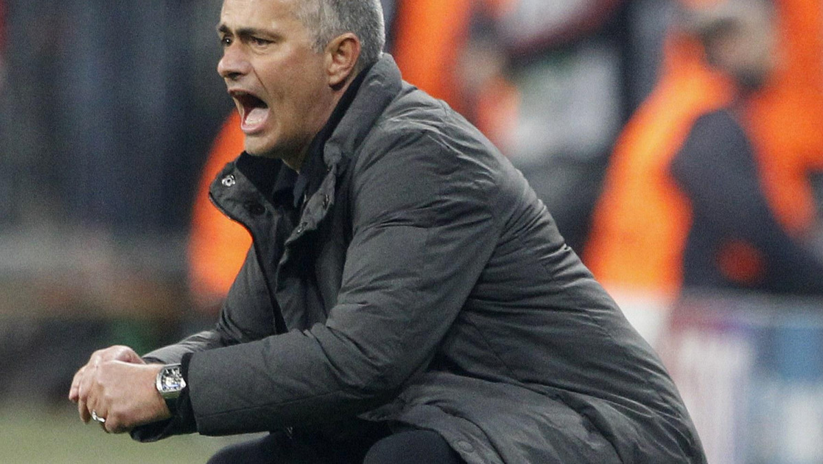 Jose Mourinho, portugalski szkoleniowiec Realu Madryt, zostanie dłużej w tym klubie - poinformowało internetowe wydanie dziennika "Marca".