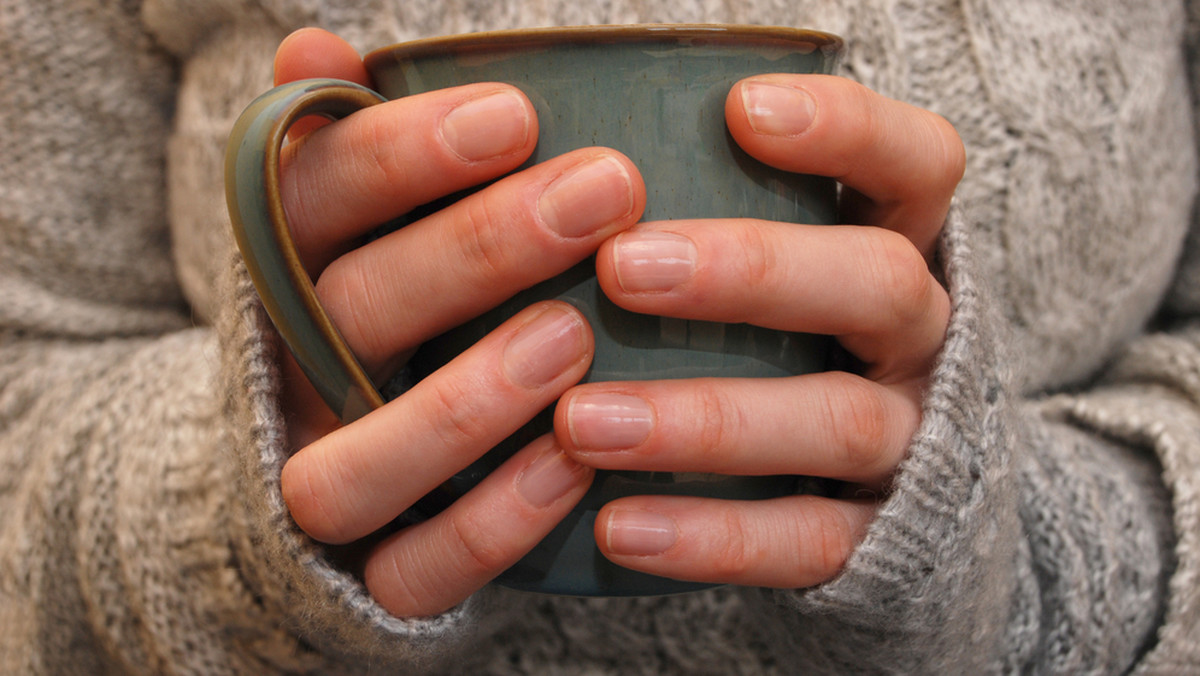 Gdy chwyci mróz i palce zziębną, ich lekko fioletowy odcień to normalna sprawa. Są jednak i tacy, którym dłonie sinieją nie tylko zimą... Symptomy te mogą oznaczać poważne problemy ze zdrowiem.