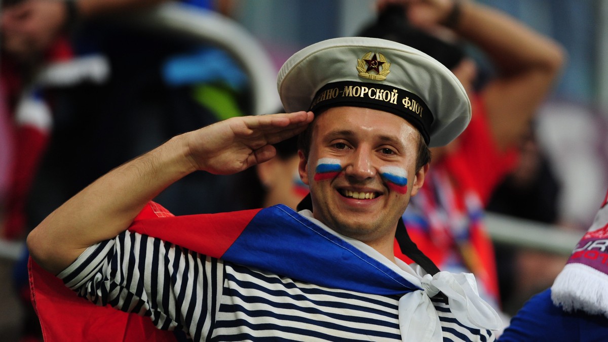 Kibice z Rosji, którzy we wtorek będą dopingować w stolicy Polski reprezentację swego kraju w meczu z naszą reprezentacją, wyruszą na Stadion Narodowy o godz. 17.30 sprzed stacji kolejowej Warszawa Powiśle. Mają założyć czerwone koszulki.