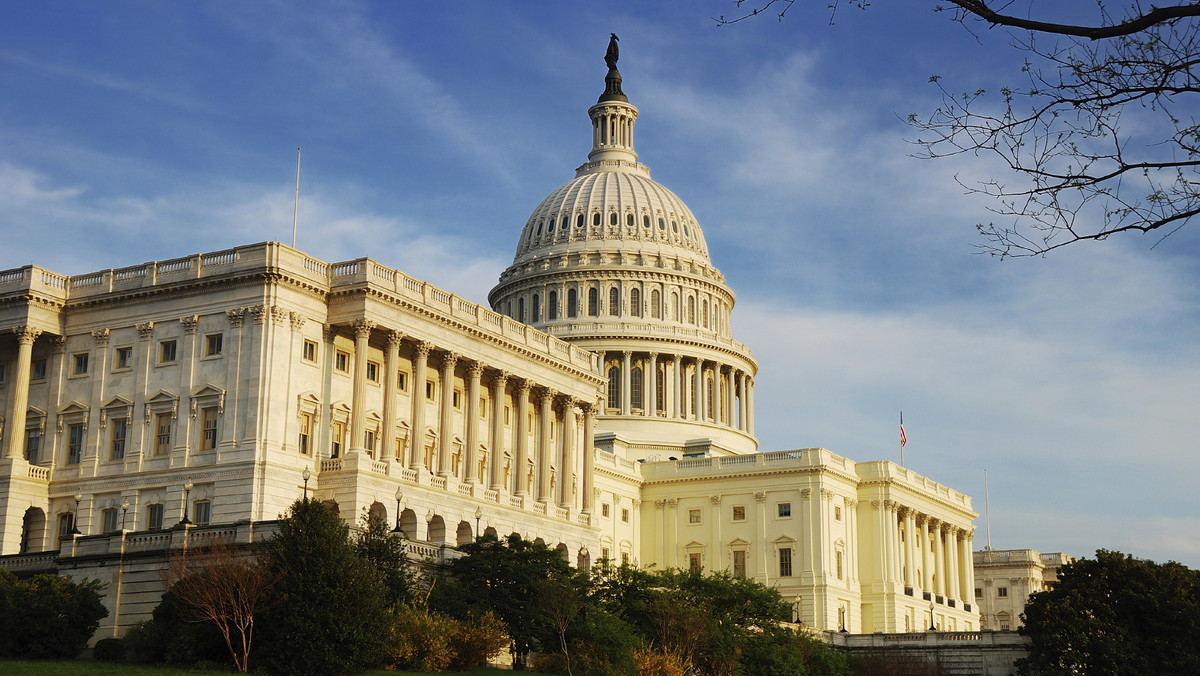 Po przyjęciu przez Izbę Reprezentantów Kongresu USA ustawy o wydatkach federalnych na 2015 r. wciąż brak porozumienia w Senacie. Zarówno Demokraci, jak i Republikanie krytykują ustawę.