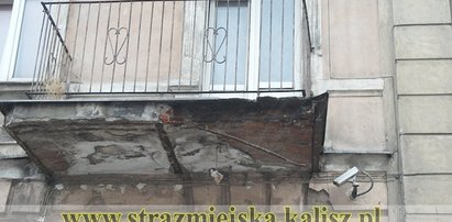 Balkon runął na chodnik