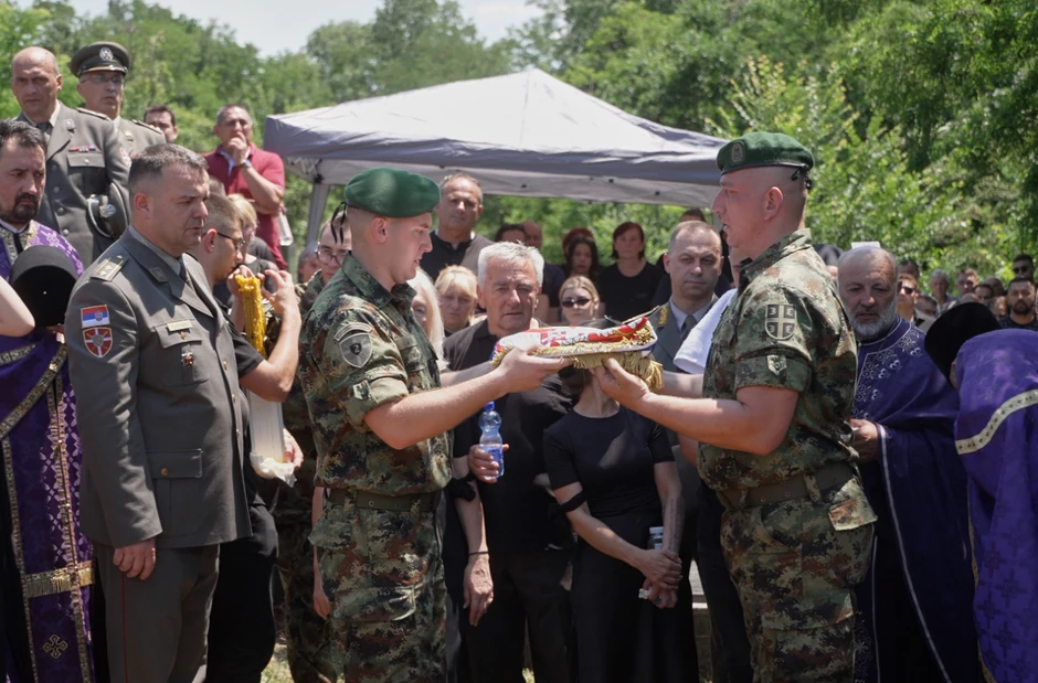 Predata zastava Republike Srbije njegovom ocu Milošu Jovanoviću