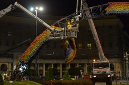 Tęcza zniknęła z placu Zbawiciela. Co dalej z kontrowersyjną instalacją?