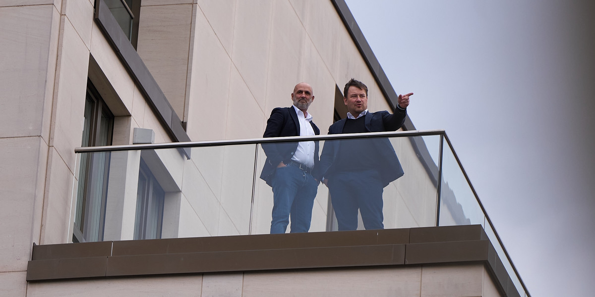 Michał Probierz oraz Łukasz Wachowski na balkonie hotelu w Bremie.