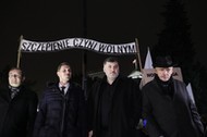 Warszawa, 14.12.2021. Politycy Konfederacji na demonstracji antyszczepionkowców przeciwko ograniczeniom związanym z koronawirusem przed Sejmem. Na zdjęciu Robert Winnicki, Konrad Berkowicz, Artur Dziambor i Janusz Korwin-Mikke.