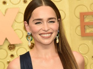 Emilia Clarke köldökig dekoltált ruhában gálázott az Emmy-n
