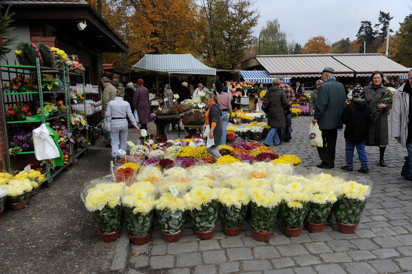 Przed bramami są stoiska