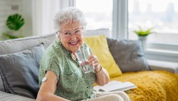 Trzyma cukier w ryzach i obniża cholesterol. Seniorzy powinni dodawać łyżeczkę do wody