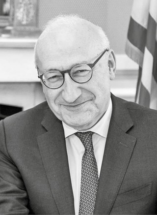 Philippe Étienne, emerytowany francuski dyplomata, główny doradca prezydenta Emmanuela Macrona ds. dyplomatycznych (2017–2019), ambasador w Rumunii (2002–2005), przy UE (2009–2014), w Niemczech (2014–2017) i USA (2019–2023)