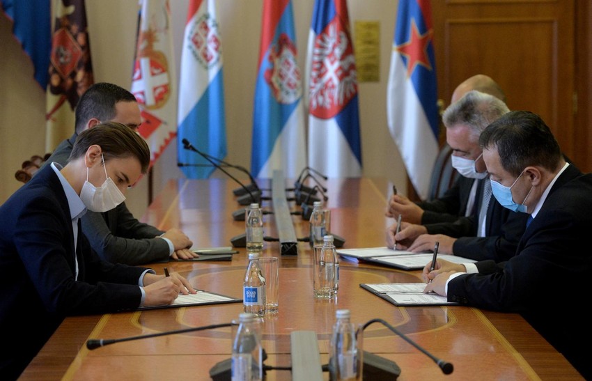 U pozadini se jasno vidi zastava sa petokrakom