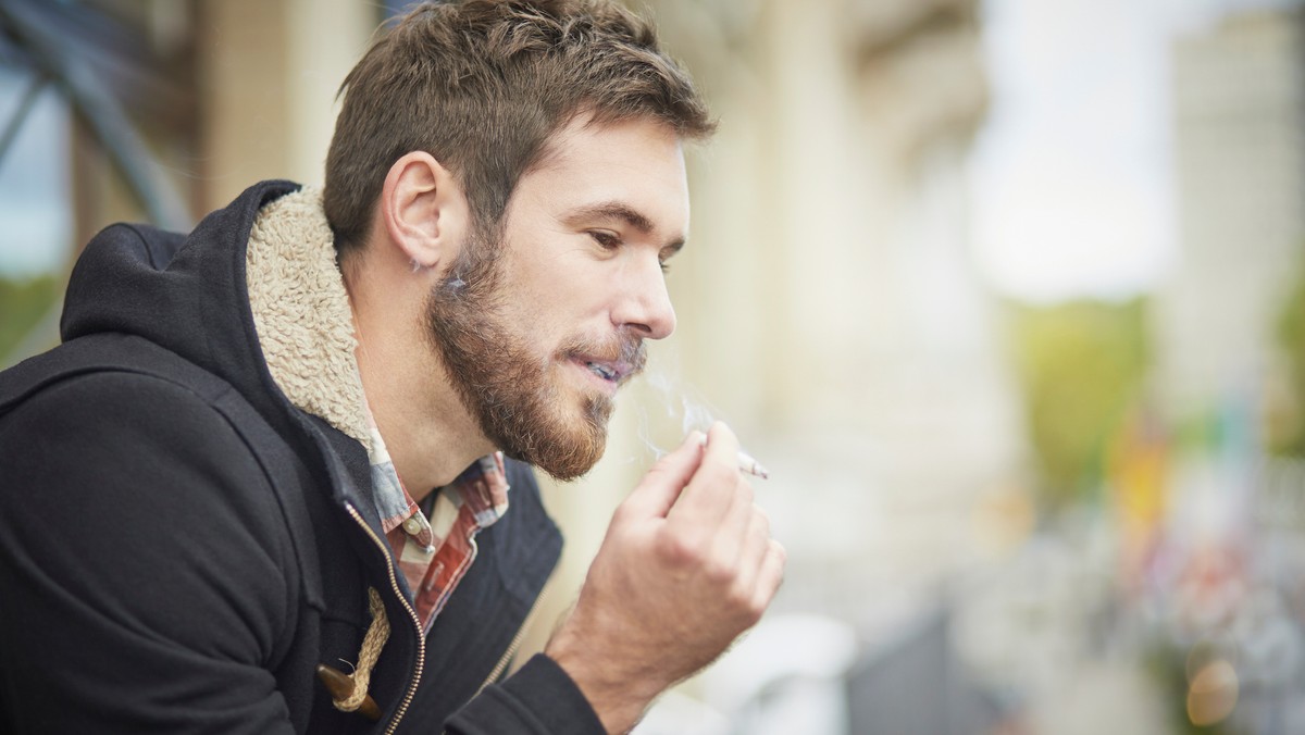 Ostatnio o e-papierosach nie mówi się najlepiej. Po fazie popularności przyszedł czas na dopatrywaniu się w zjawisku vapingu zagrożenia społecznego. Dlaczego nie powinniśmy się bać e-papierosów?