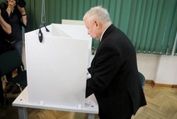 Prezes PiS Jarosław Kaczyński głosuje w komisji na warszawskim Żoliborzu w wyborach do Parlamentu Europejskiego, 26 maja 2019 r.