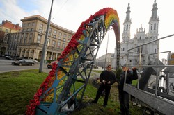 Poseł PiS żali się pod tęczą. Nękają go geje i lesbijki
