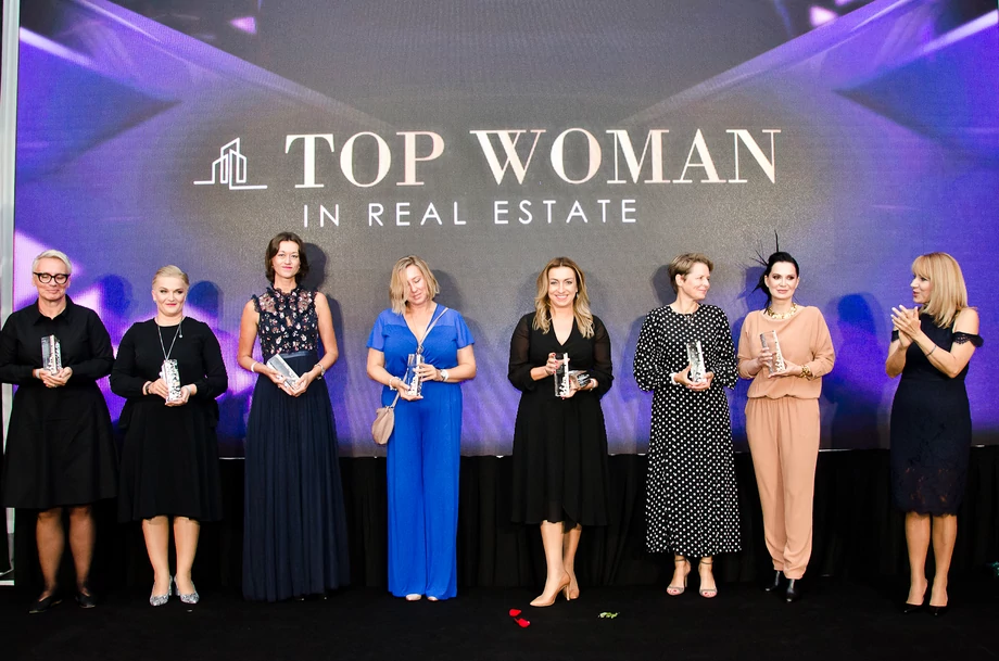 Drugi dzień gali finałowej Top Woman in Real Estate 2020. Na zdjęciu finalistki oraz Krystyna Swojak, organizatorka konkursu