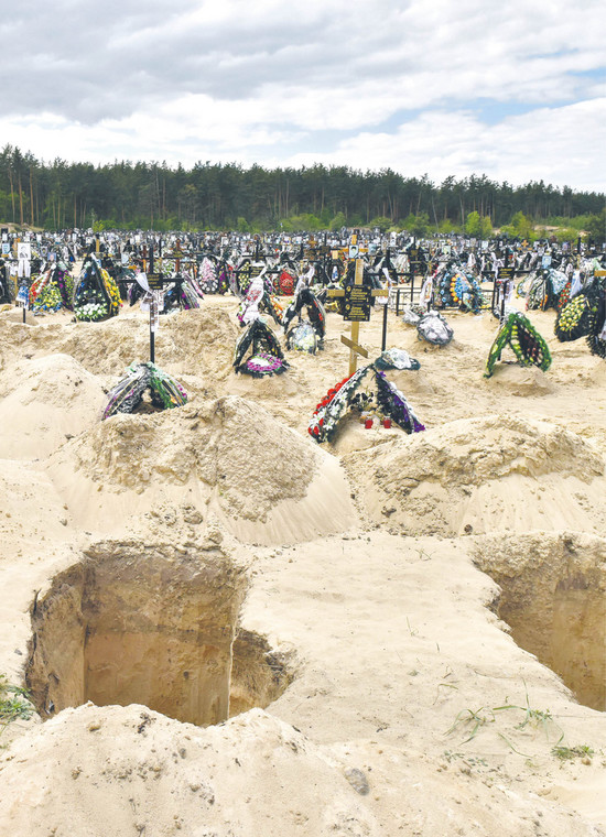 Groby cywilnych ofiar rosyjskiej agresji. Irpień koło Kijowa, 15 maja 2022 r.