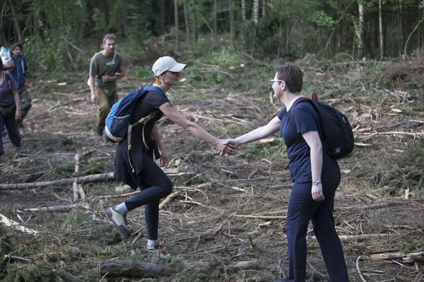 Kuriozalne sceny w Puszczy. Posłowie: to przypominało filmy Barei