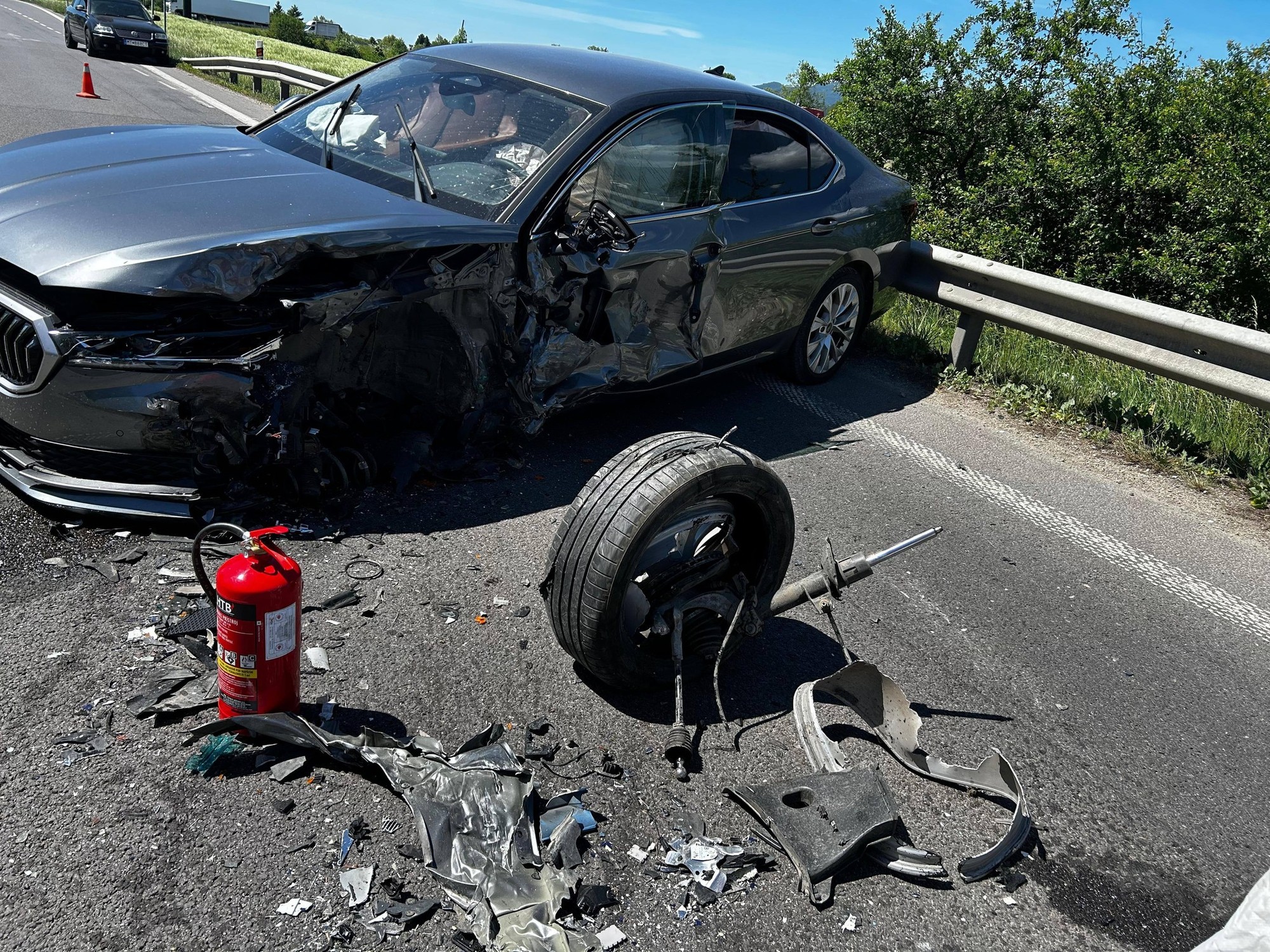 Nehoda kamióna s autom v Príbovciach si vyžiadala zranenie jednej osoby.