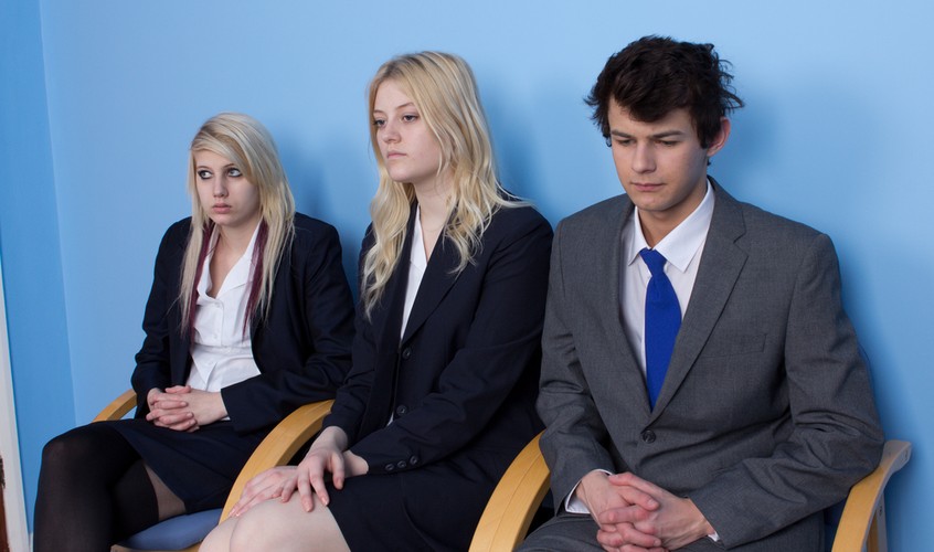 Stale informuj swój zespół, że firma oszczędza – przede wszystkim na pracownikach i ich rozwoju. Zachęcaj ich do pozostawania po godzinach i zlecaj im możliwie powtarzalne i monotonne zadania. Zadawaj swoim pracownikom ironiczne pytania o ich dalszy rozwój, dziw się, dlaczego tu zostali. Od czasu do czasu obetnij im premie, stopniowo zmniejszaj pakiet socjalny – o ile w ogóle istnieje. Patrz się krzywo na wszelkie przejawy niezależności i inicjatywy. Na jakiekolwiek prośby o podwyżkę, zmianę zakresu obowiązków reaguj negatywnie lub ucinaj temat. Odmowę wyjaśniaj cięciami w firmie i potrzebą oszczędności. Poinformuj podwładnych, że firma jest w trakcie szukania bezpłatnych stażystów, którzy po zakończeniu stażu za połowę wynagrodzenia regularnych pracowników będą wykonywali ich dotychczasowe obowiązki. Warto też przy tej okazji krótko dodać, że „Idą zmiany” i nigdy nie wrócić do tematu.