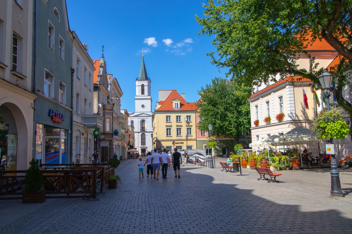 Coraz mniej Polaków pesymistycznie o kraju. Zadowolonych przybywa [NOWE DANE]