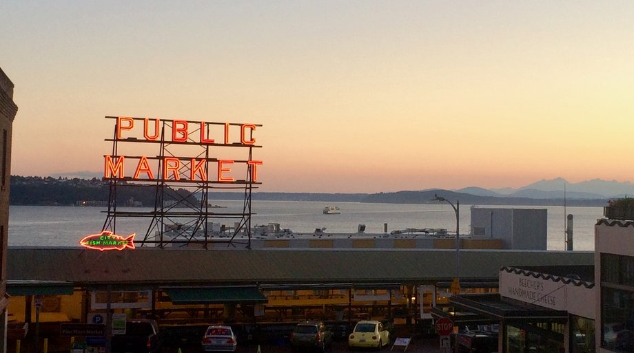 Neon nad jednym z wejść na Pike Place Market to jeden z symboli miasta. W tle nad wodami zatoki można oglądać zachody słońca